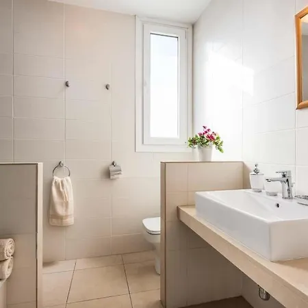 Fanabe Sleeps 8 With Pool Air Con And Wifi *