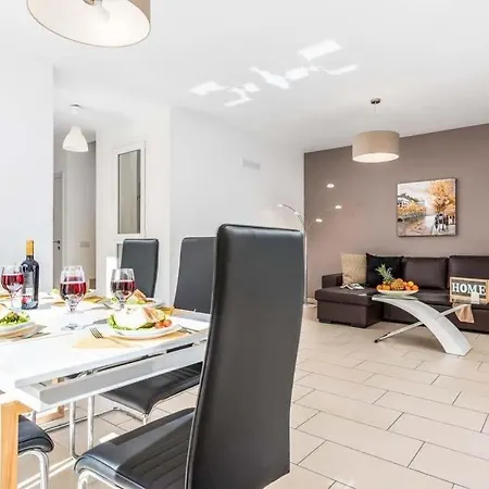 Fanabe Sleeps 8 With Pool Air Con And Wifi